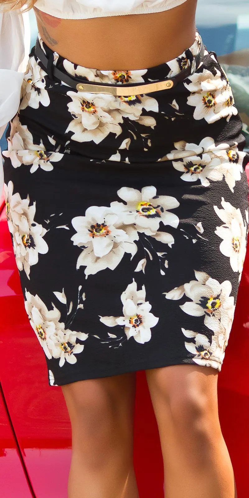 Falda lápiz negro con estampado floral