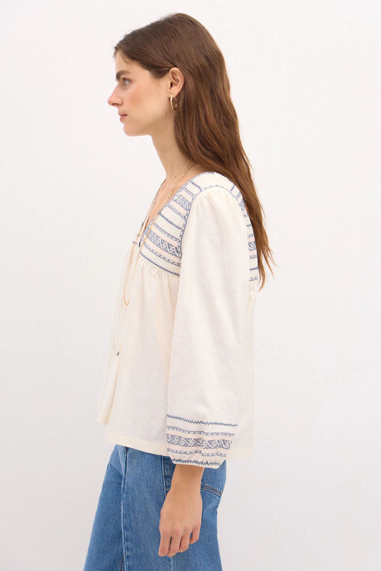 Hoss Intropia Sofia. Camiseta de algodón bordada