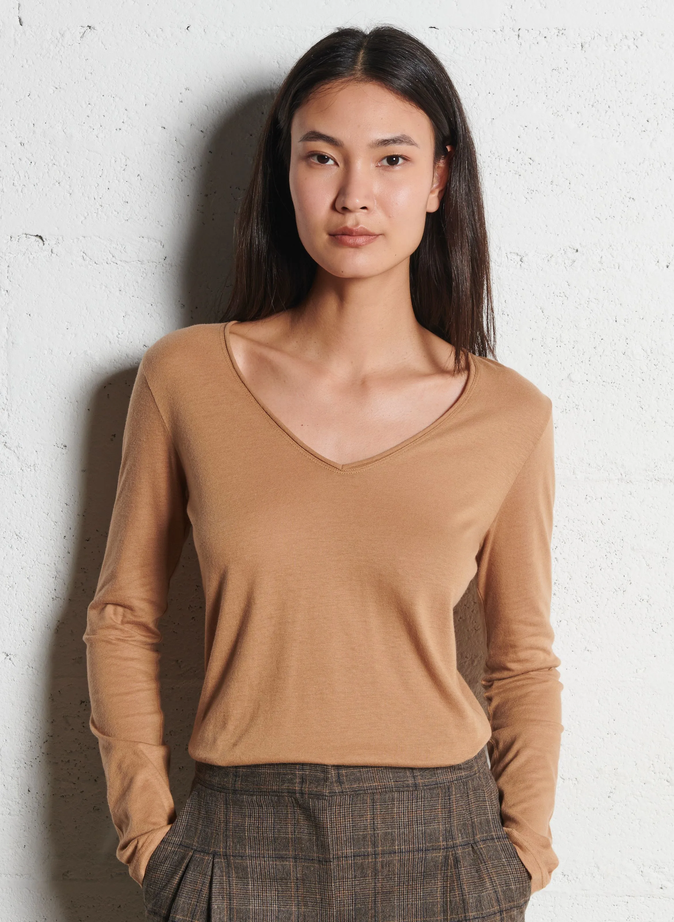 MAJESTIC FILATURES Camiseta de algodón y cachemir con cuello de pico en beige