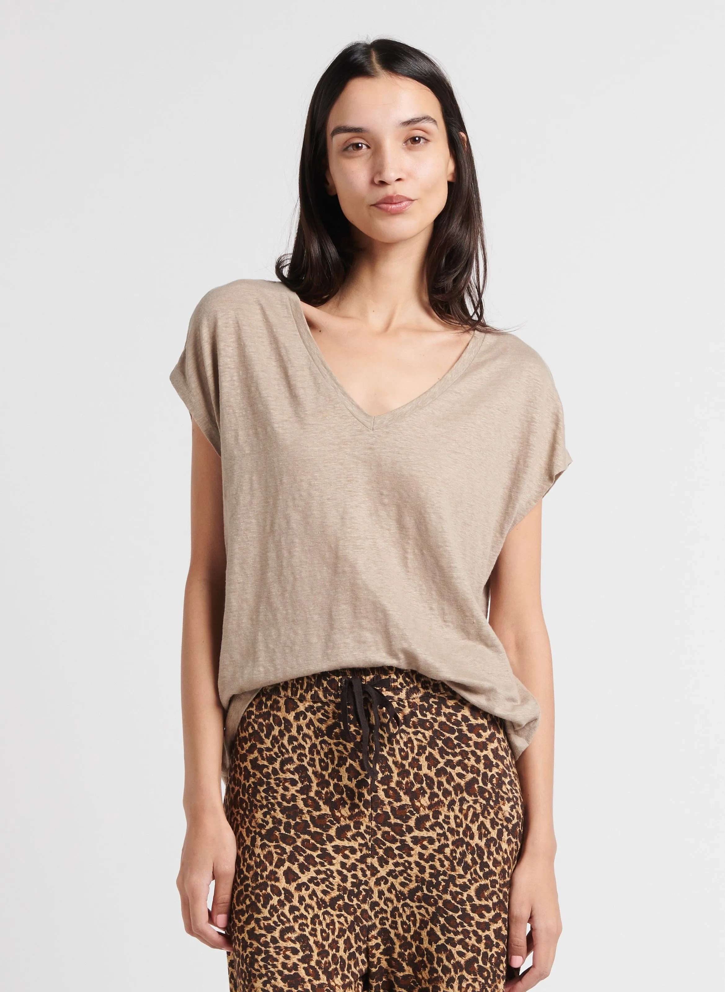 MAJESTIC FILATURES Camiseta holgada de lino elástico con cuello de pico en beige
