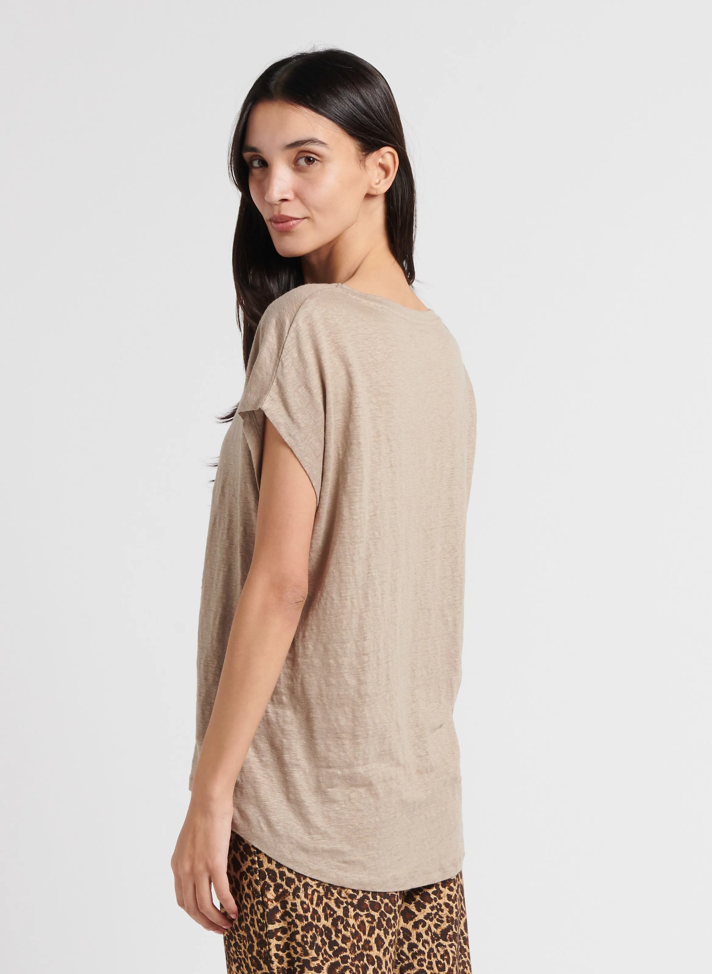 MAJESTIC FILATURES Camiseta holgada de lino elástico con cuello de pico en beige