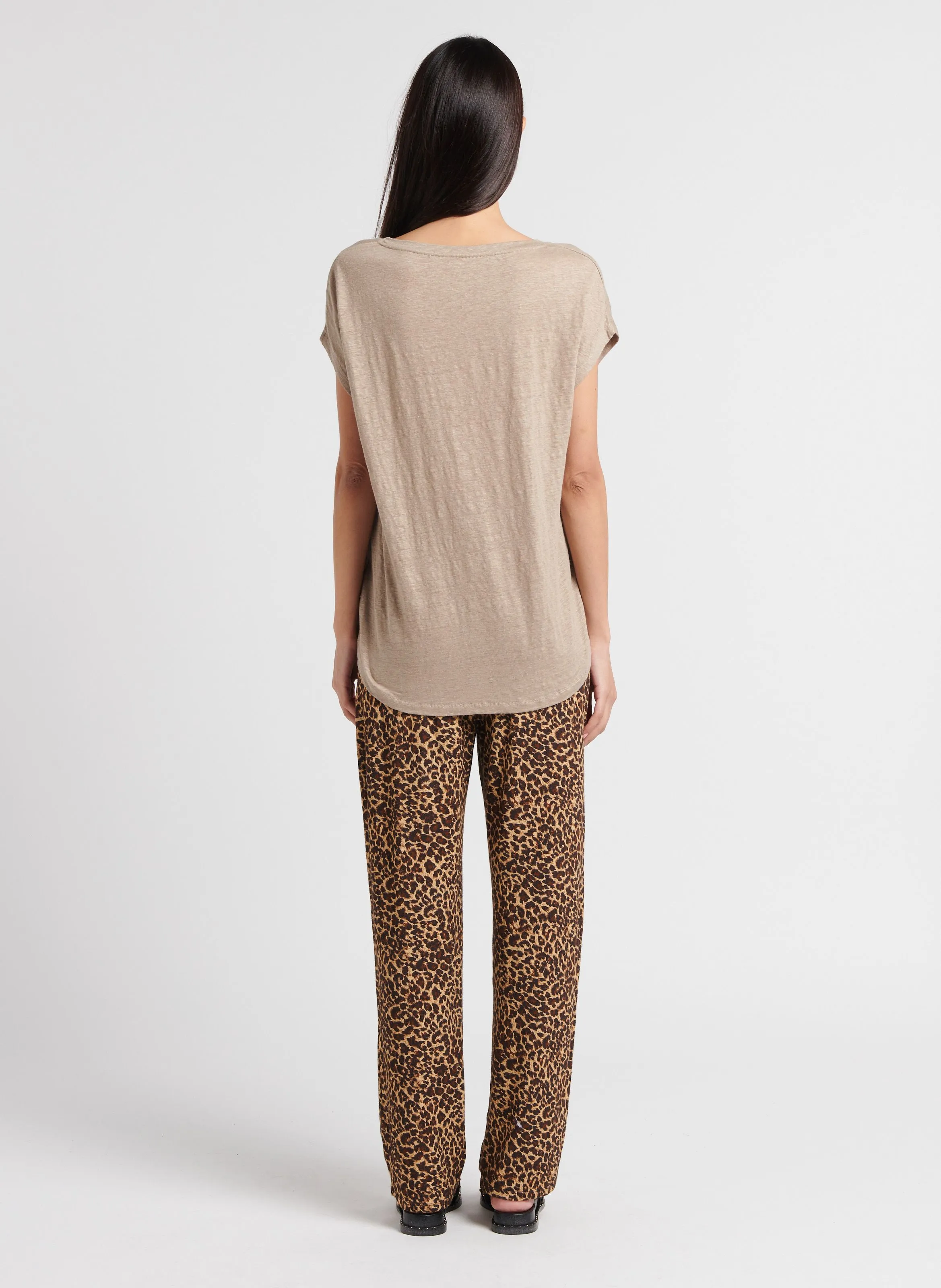 MAJESTIC FILATURES Camiseta holgada de lino elástico con cuello de pico en beige