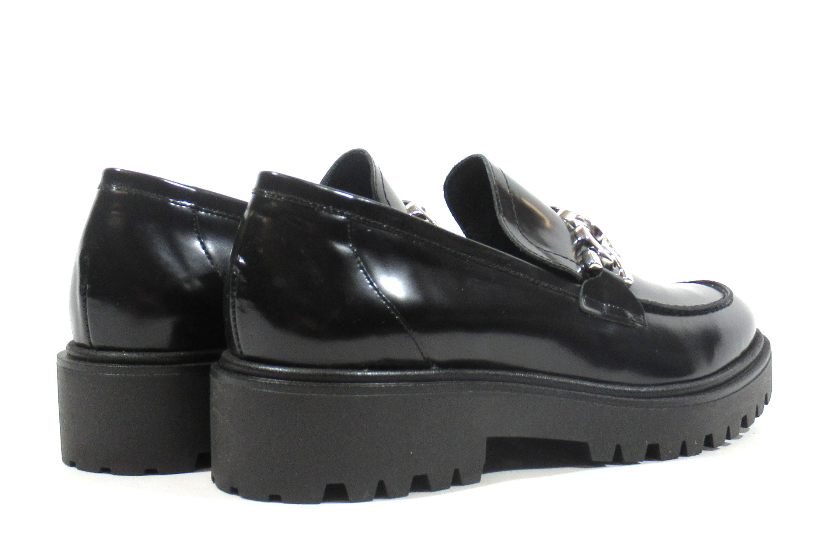 Mocasines Astrid antik negro con cadena plata para mujer
