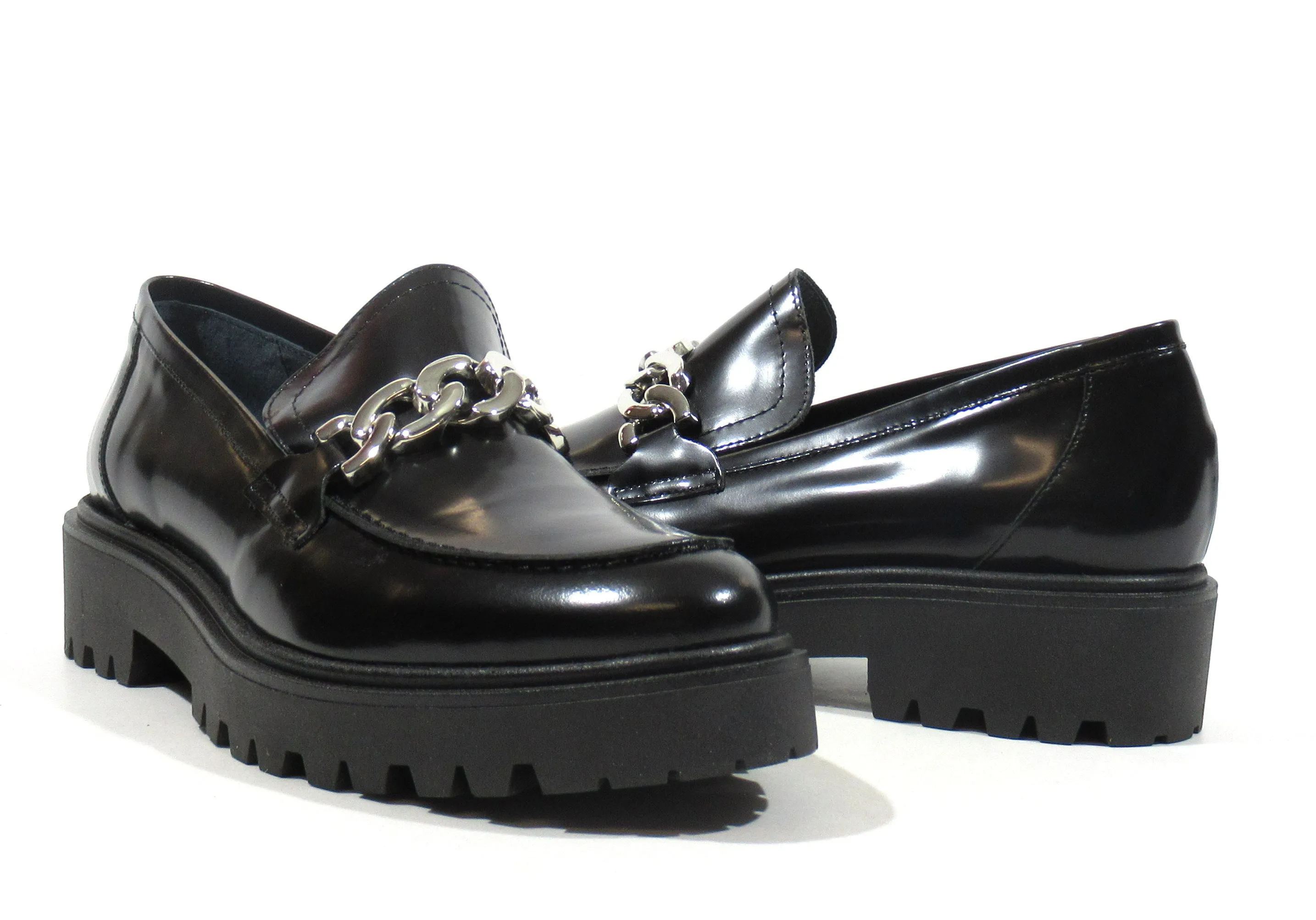 Mocasines Astrid antik negro con cadena plata para mujer