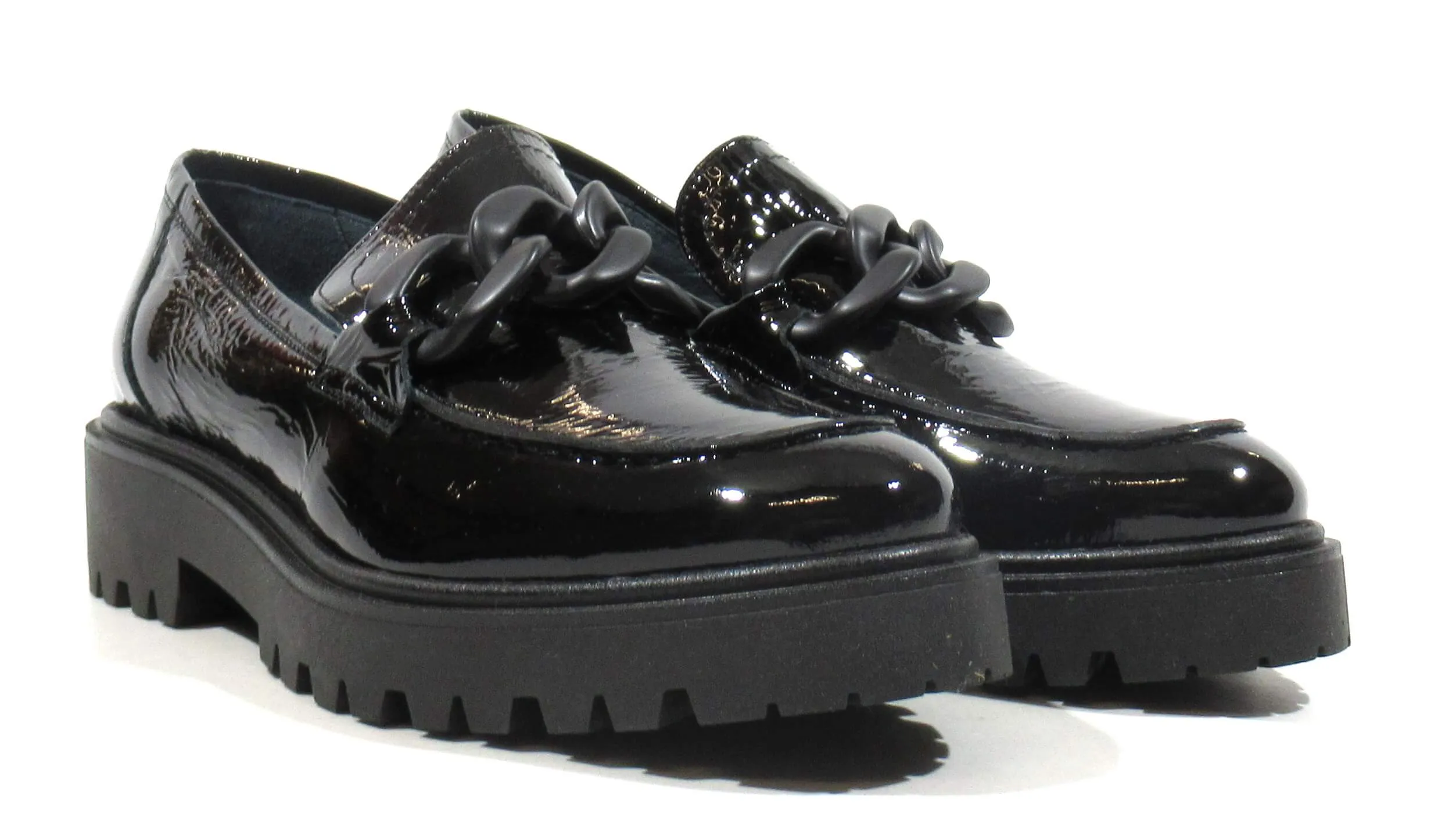 Mocasines Astrid de charol con cadena mate para mujer