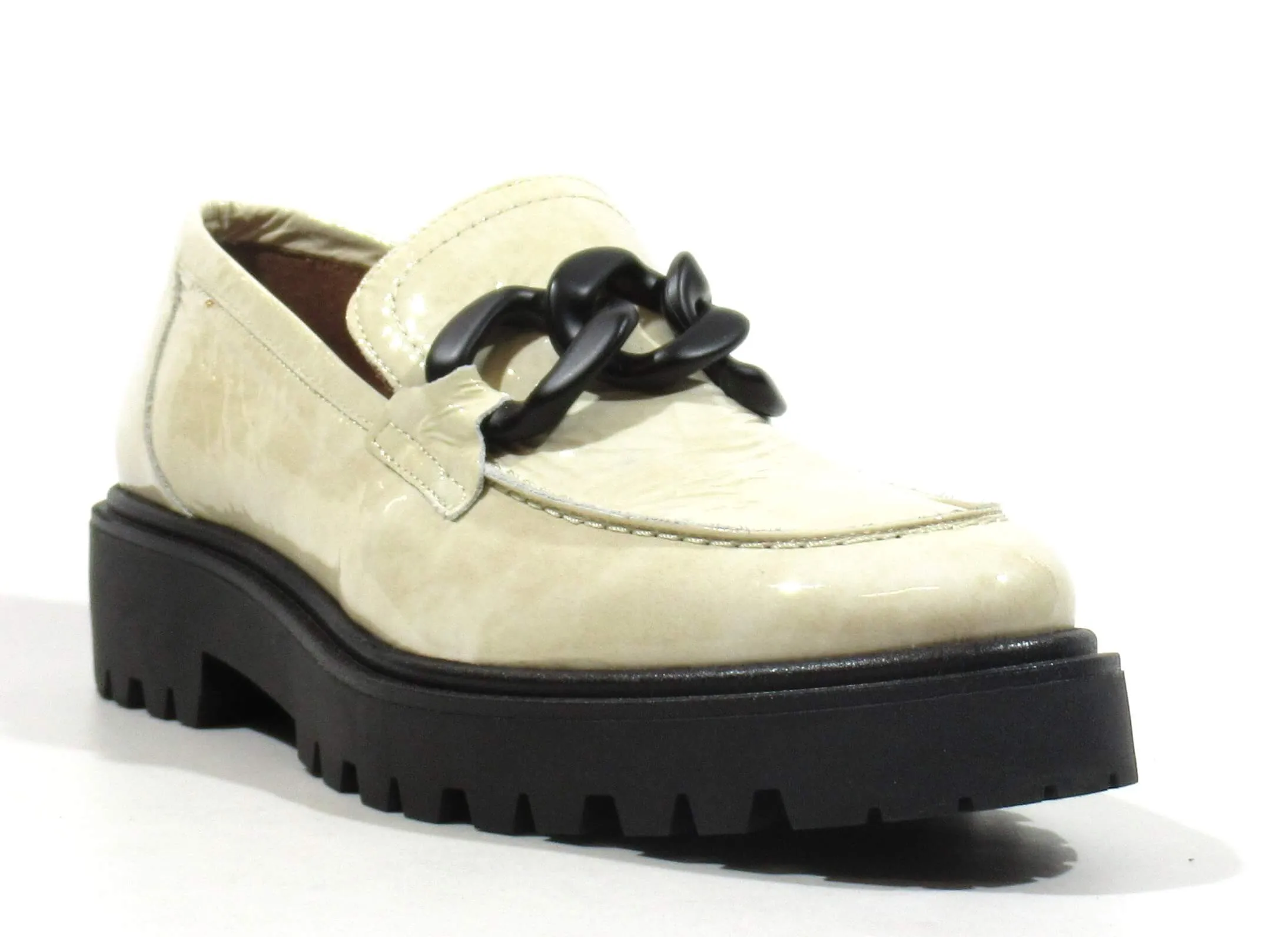 Mocasines Astrid de charol con cadena mate para mujer