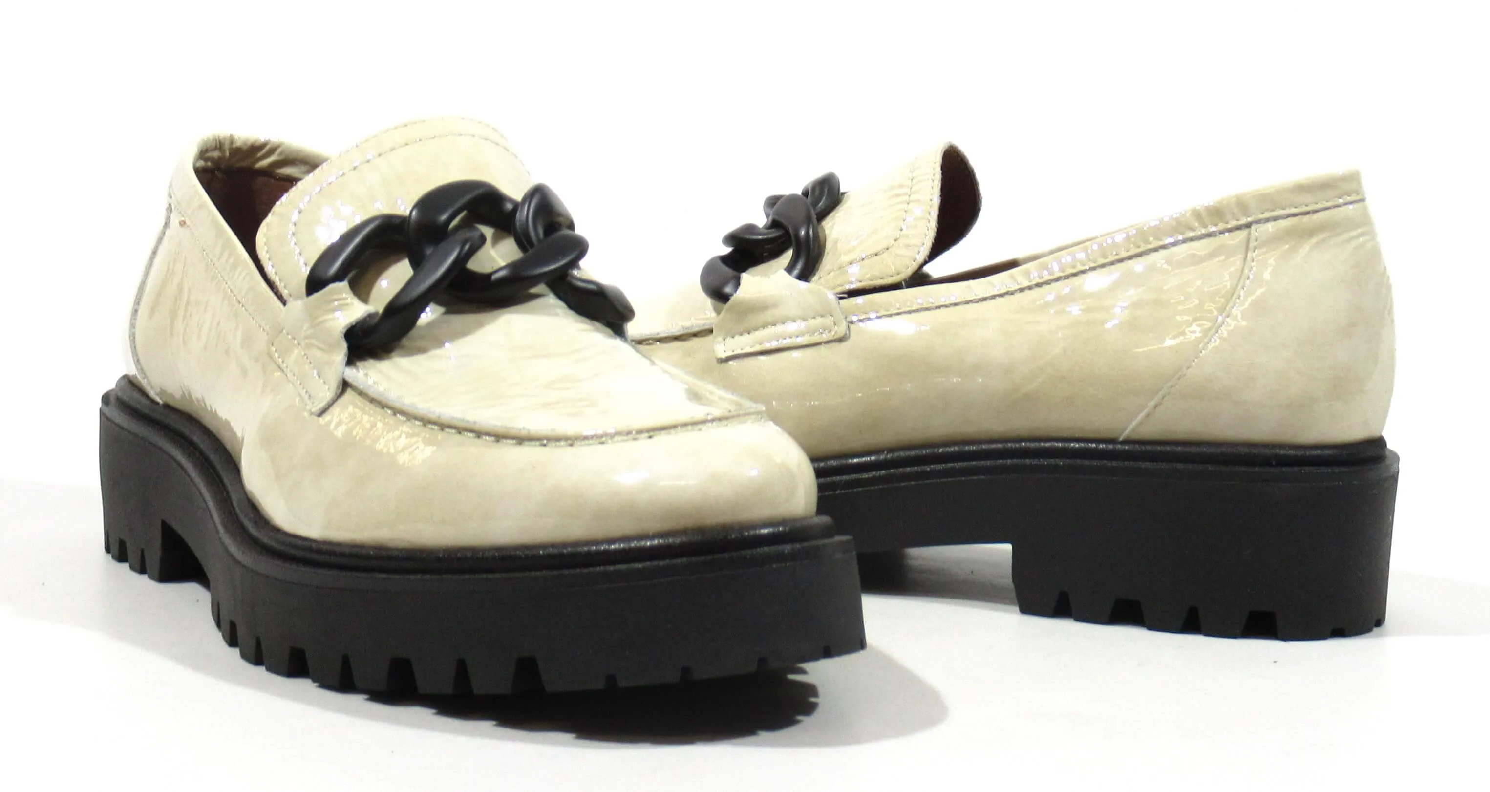 Mocasines Astrid de charol con cadena mate para mujer