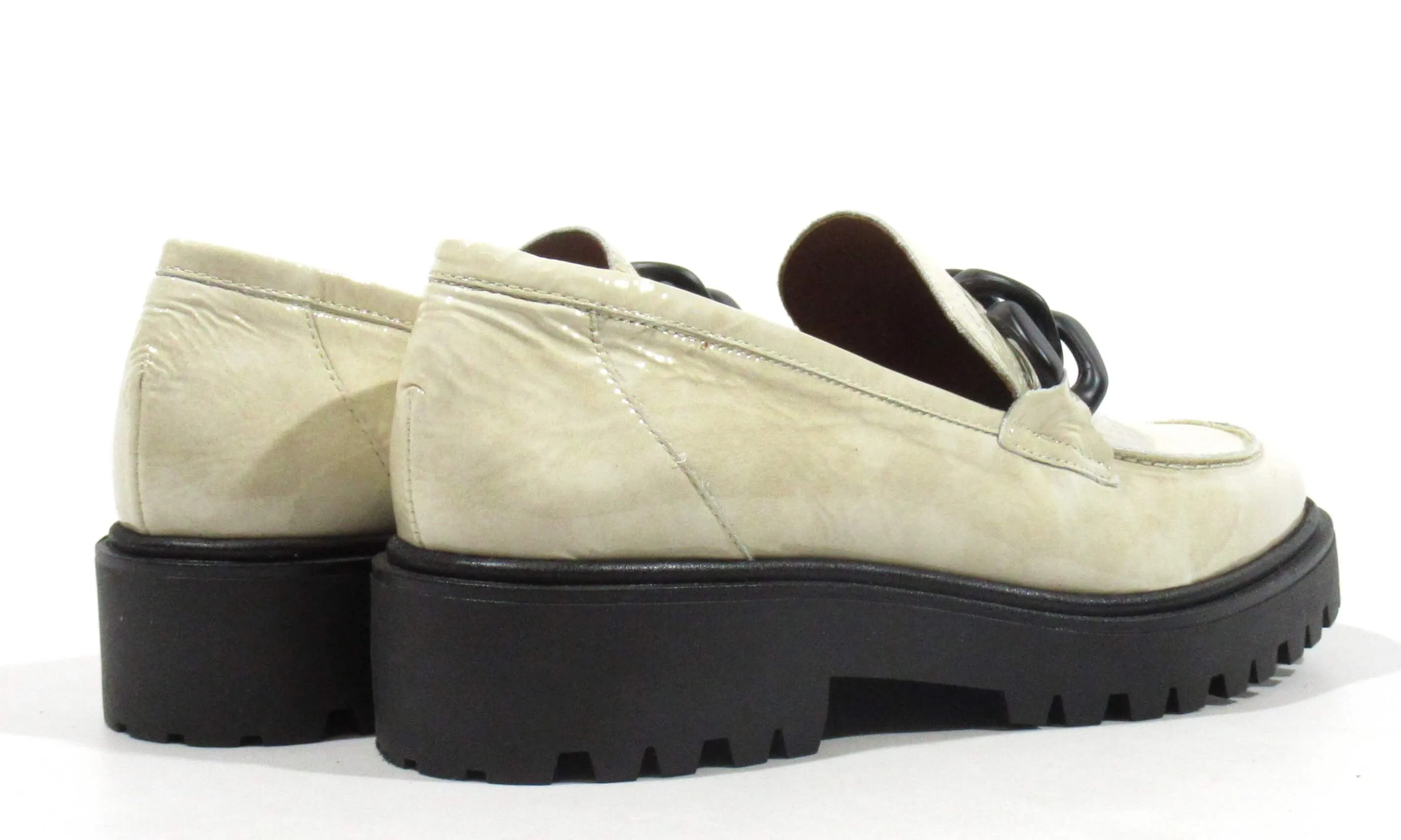 Mocasines Astrid de charol con cadena mate para mujer