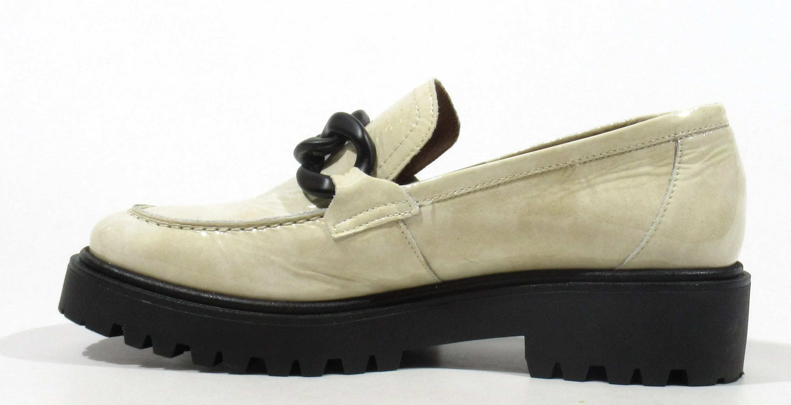 Mocasines Astrid de charol con cadena mate para mujer
