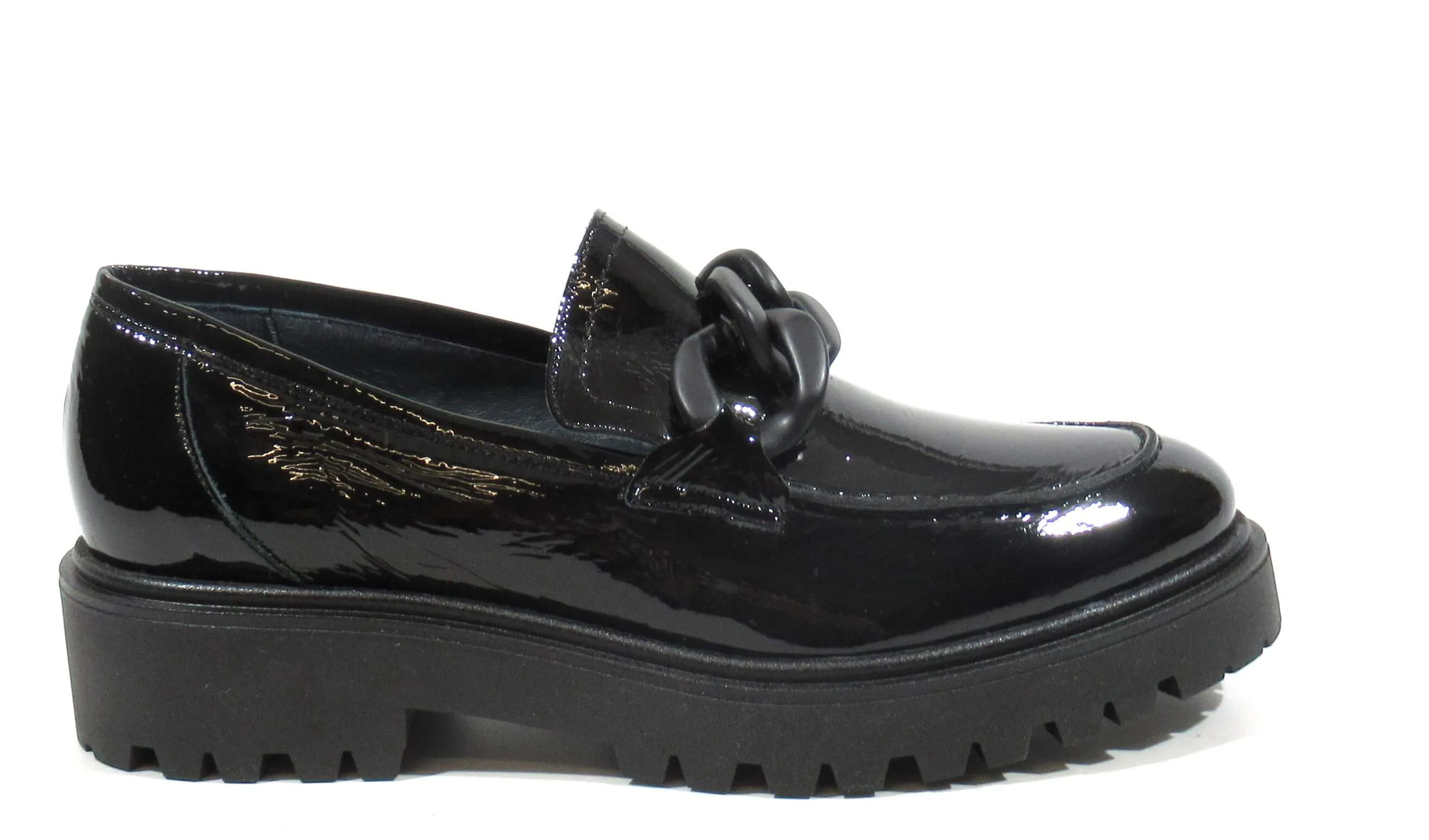 Mocasines Astrid de charol con cadena mate para mujer