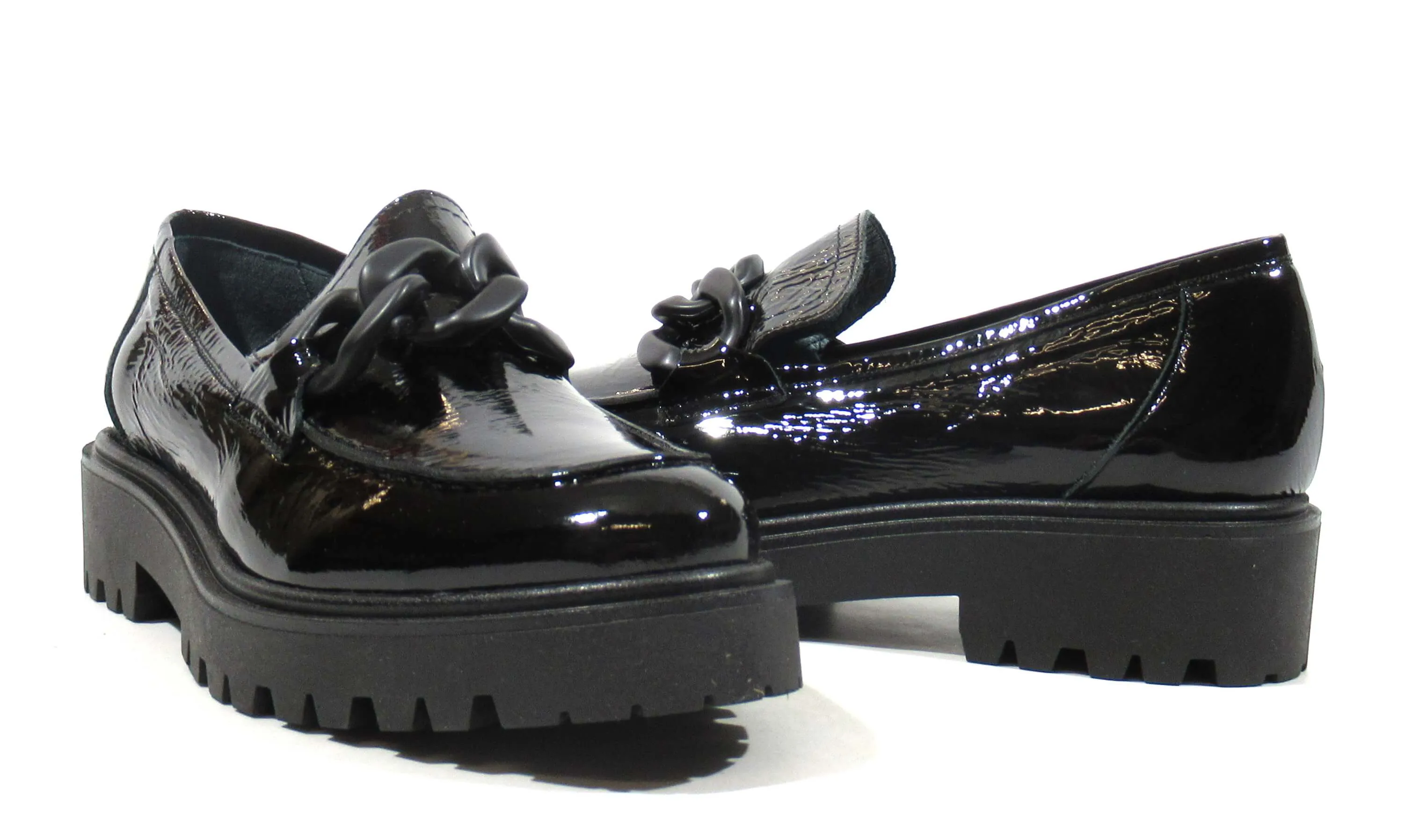 Mocasines Astrid de charol con cadena mate para mujer