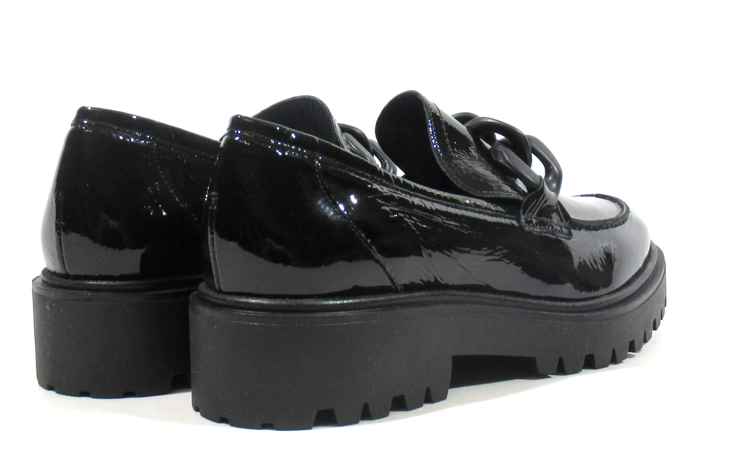 Mocasines Astrid de charol con cadena mate para mujer