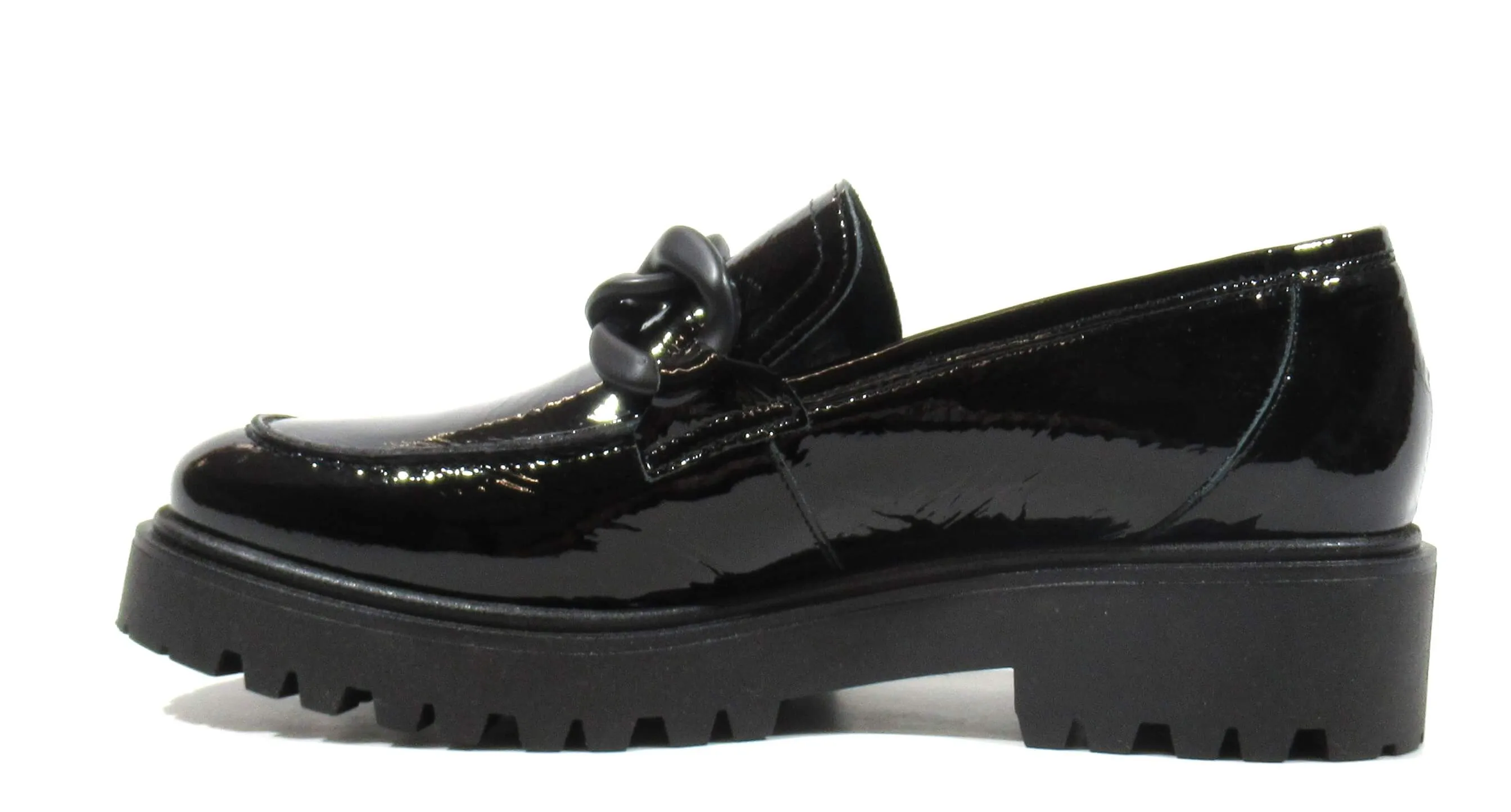 Mocasines Astrid de charol con cadena mate para mujer