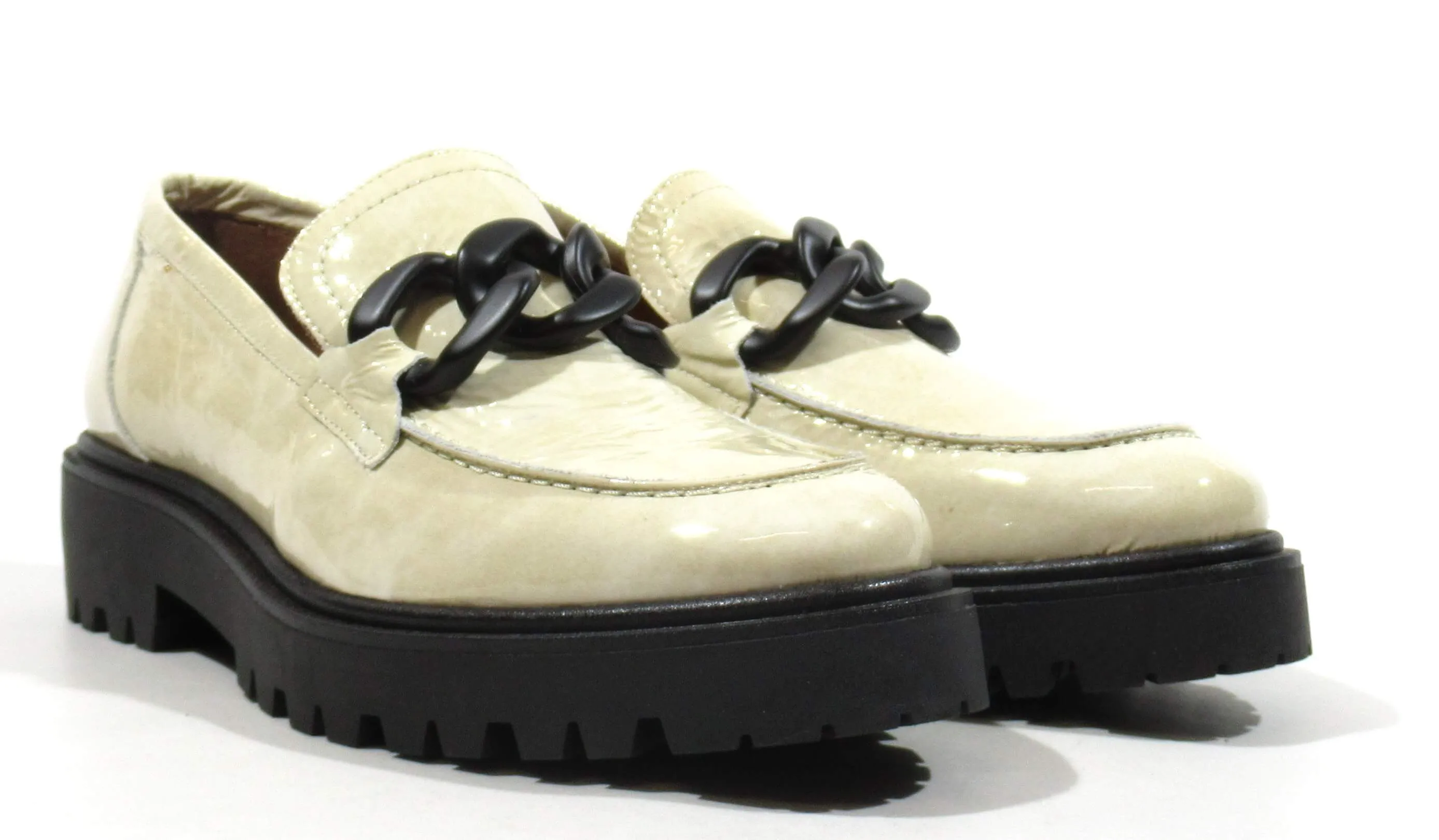 Mocasines Astrid de charol con cadena mate para mujer