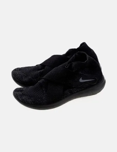Nike Deportiva negra perforada