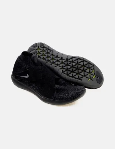 Nike Deportiva negra perforada