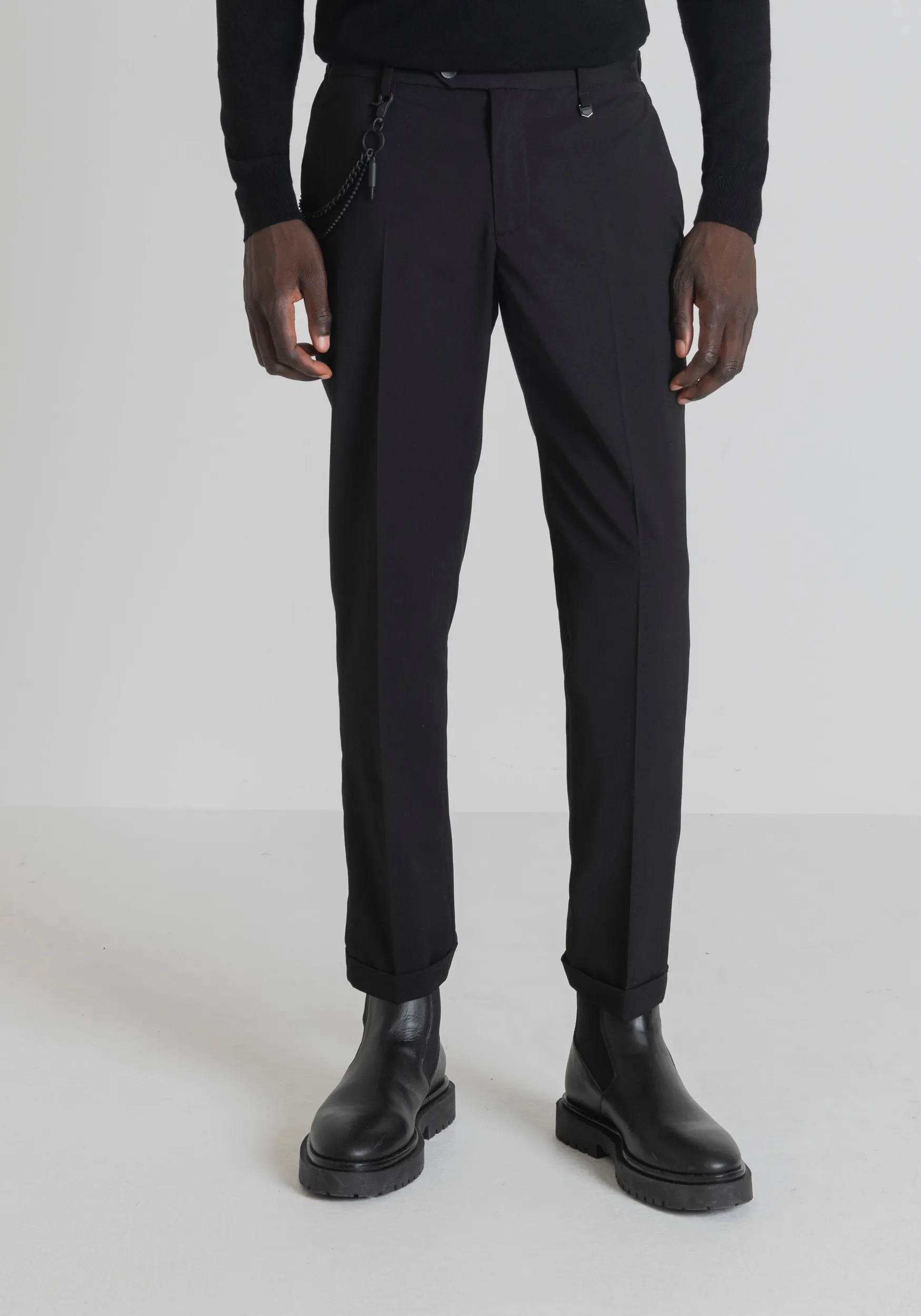 PANTALONES SLIM FIT «RAD» TOBILLEROS CON PLIEGUE CENTRAL