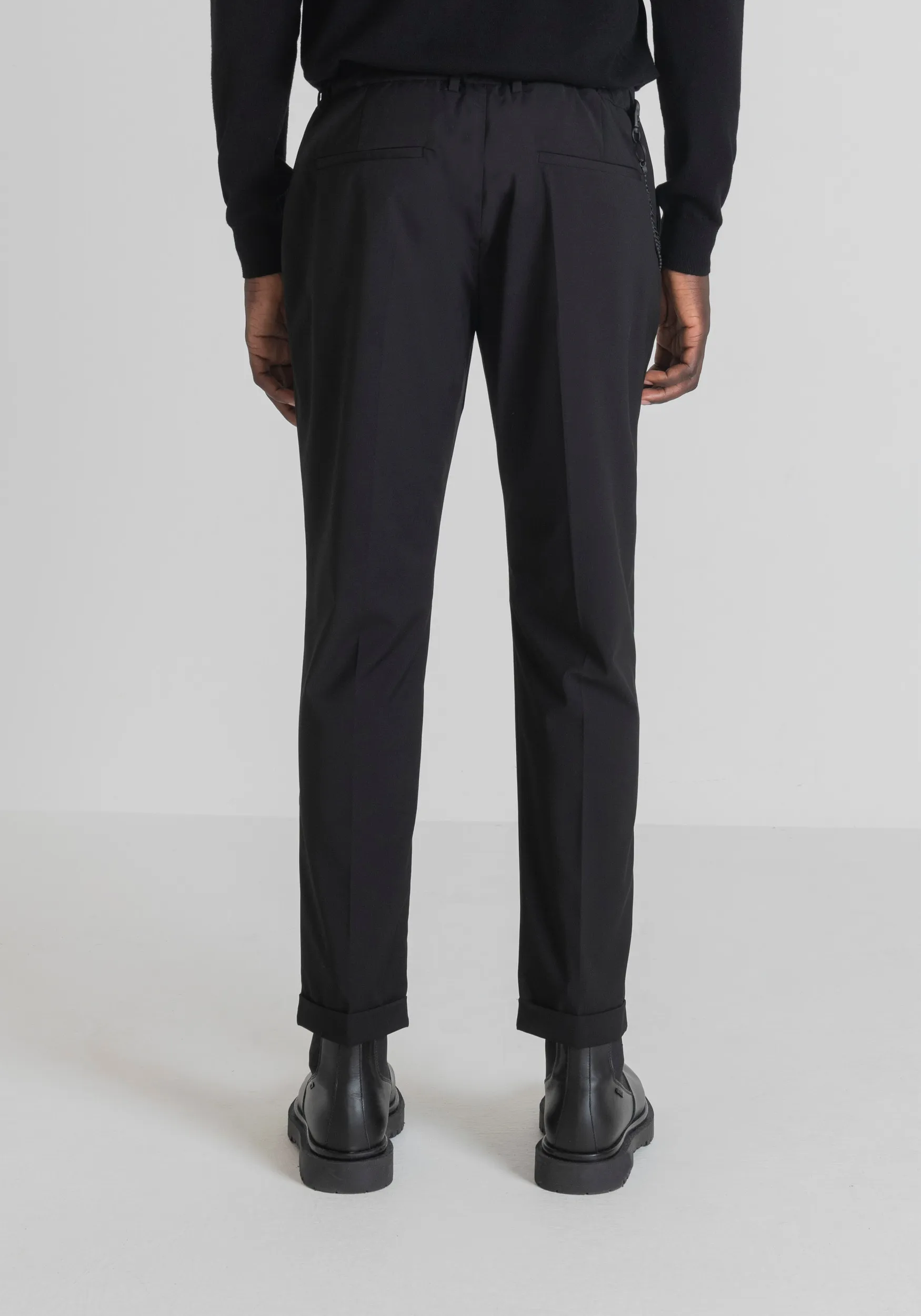 PANTALONES SLIM FIT «RAD» TOBILLEROS CON PLIEGUE CENTRAL