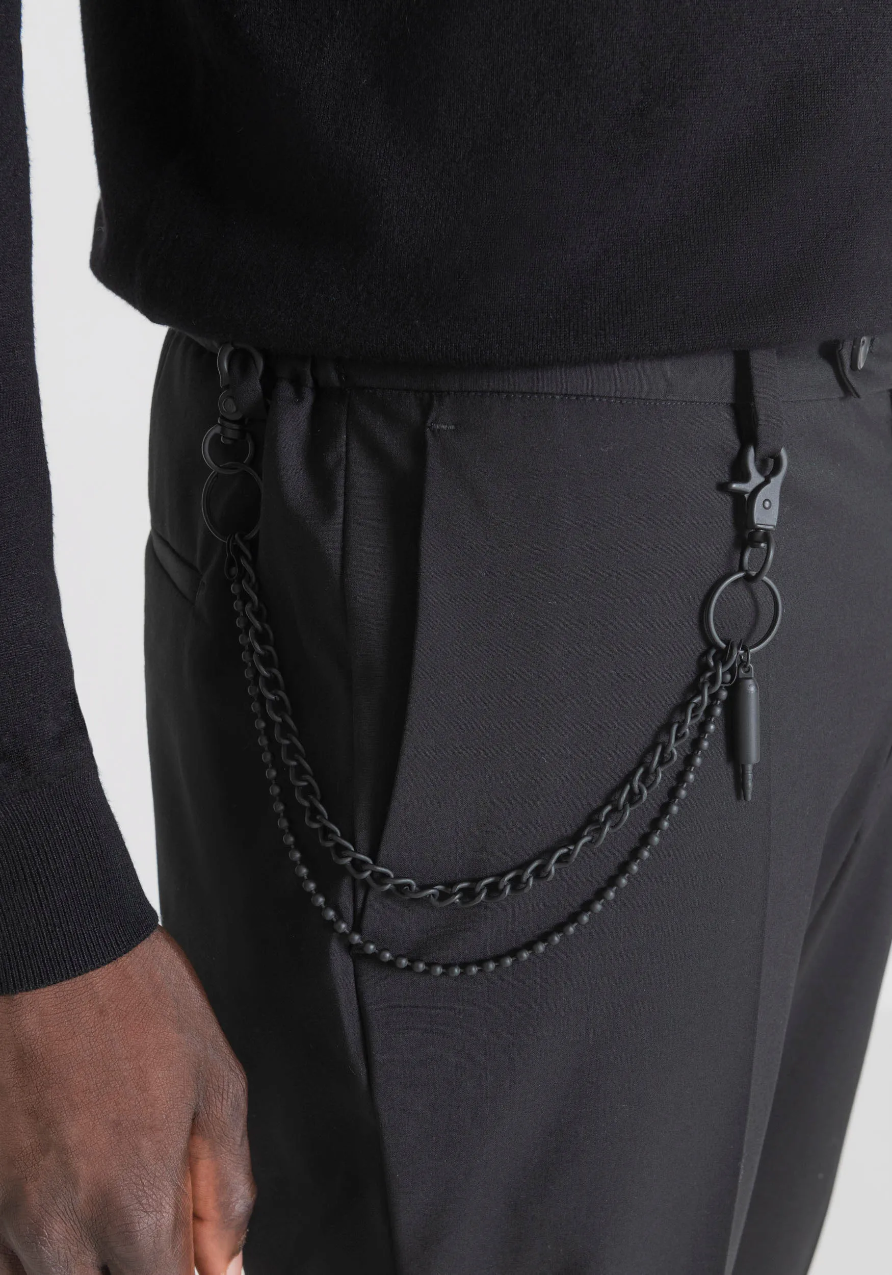 PANTALONES SLIM FIT «RAD» TOBILLEROS CON PLIEGUE CENTRAL