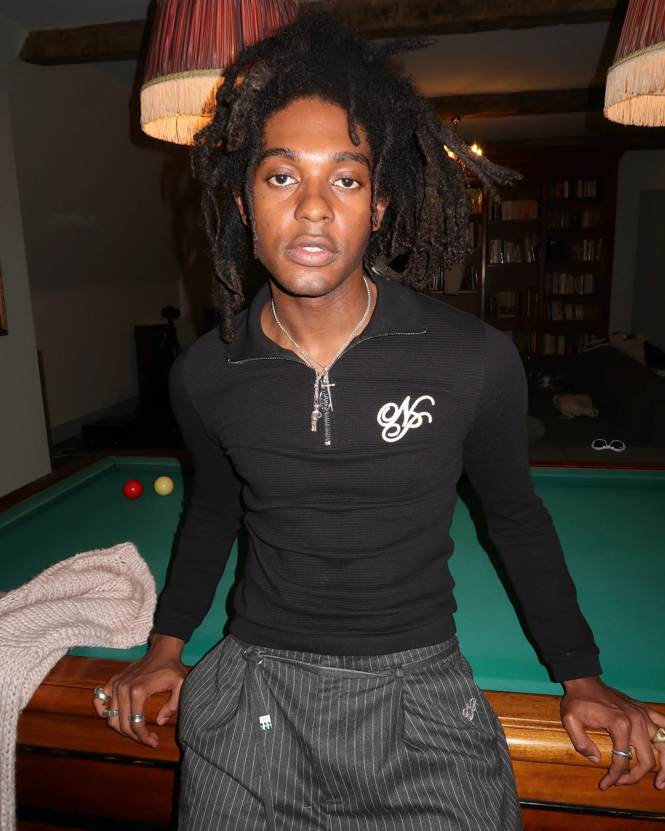 VERSAILLES LONGSLEEVE TEE BLACK